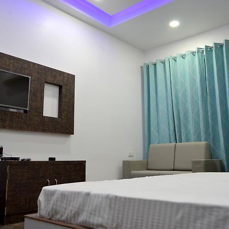 Hotel Taru Inn Ghaziabad Esterno foto