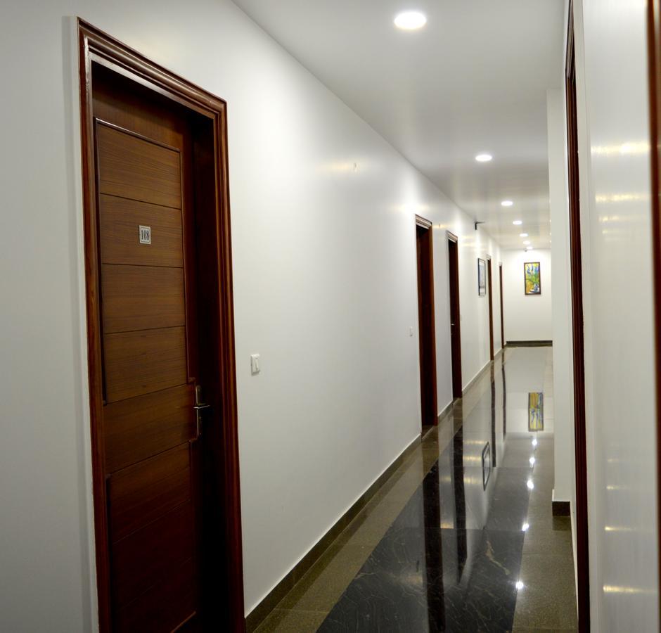 Hotel Taru Inn Ghaziabad Esterno foto
