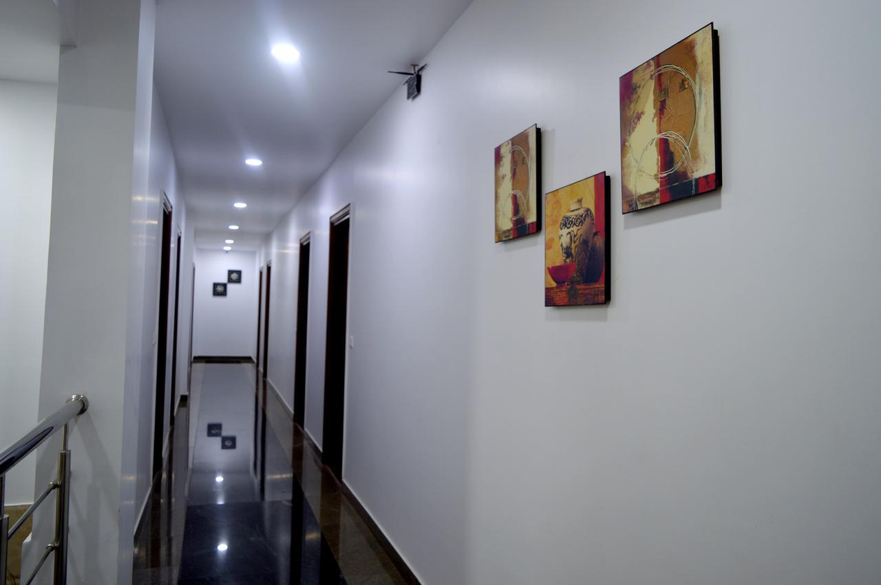 Hotel Taru Inn Ghaziabad Esterno foto