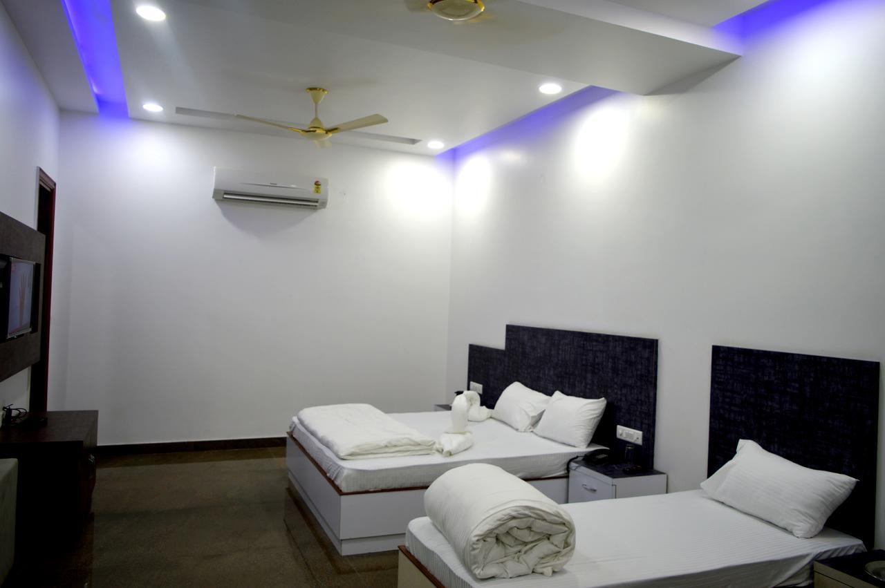 Hotel Taru Inn Ghaziabad Esterno foto