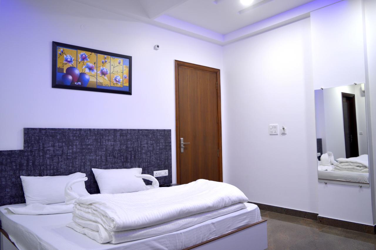 Hotel Taru Inn Ghaziabad Esterno foto