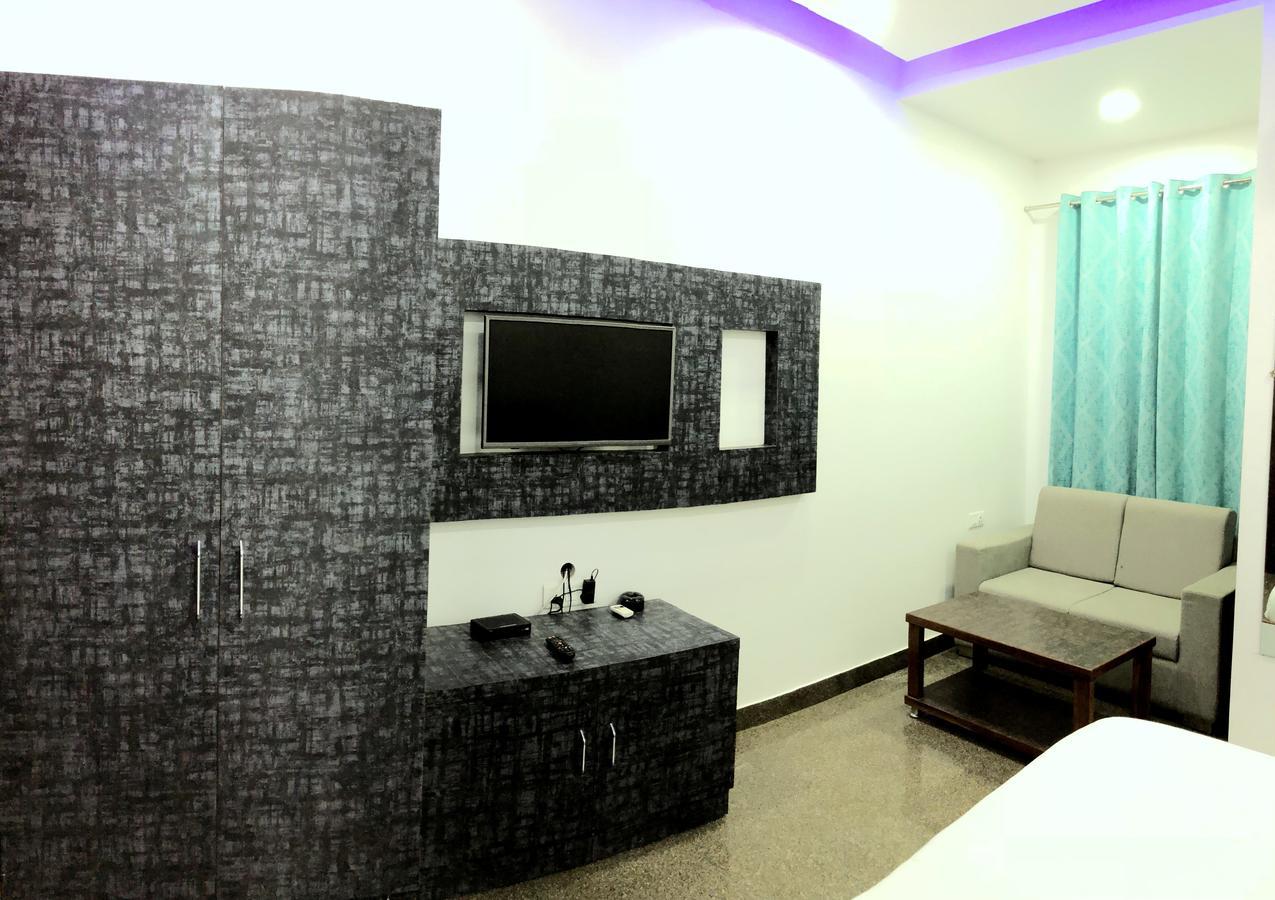 Hotel Taru Inn Ghaziabad Esterno foto